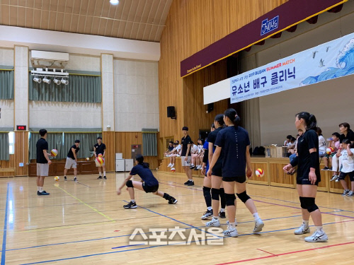 한국전력, OK저축은행 선수들이 24일 부산 경남여고에서 배구 클리닉을 실시하고 있다.부산 | 정다워기자