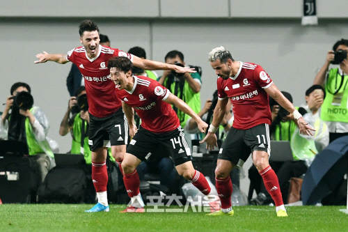 팀K리그 세징야(오른쪽)이 26일 서울월드컵경기장에서 열린 팀K리그-유벤투스 친선경기에서 팀K리그 두 번째 골을 넣은 뒤 김보경(가운데), 에델과 함께 크리스티아누 호날두의 ‘호우 세리머니’를 하고 있다. 박진업기자 upandup@sportsseoul.com