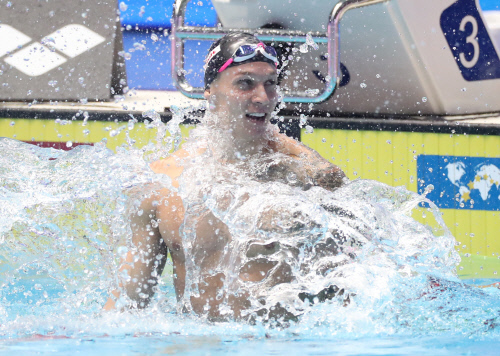 미국의 케일럽 드레셀이 27일 광주 남부대 시립국제수영장에서 열린 2019년 광주 세계수영선수권대회 남자 접영 100ｍ 결승에서 우승, 이날 두 번째 금메달을 딴 뒤 환호하고 있다. 드레셀은 이후 열린 혼성 계영 400m까지 우승하며 하루에 금메달 3개를 따내고 6관왕이 됐다. 제공 | 2019광주세계수영선수권대회조직위원회