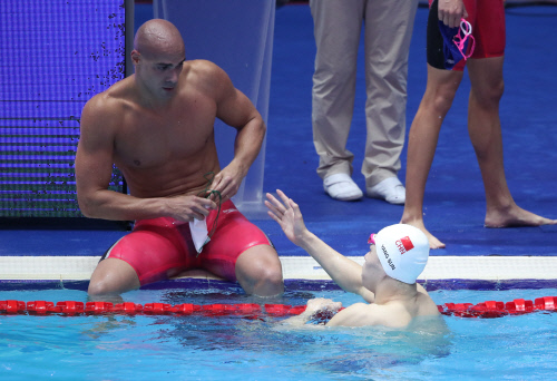 26일 남부대 시립국제수영장에서 열린 2019 광주세계수영선수권대회 경영 남자 계영 800ｍ 예선에서 중국 쑨양이 물 밖으로 나가기 위해 브라질 주앙 드 루카에게 손을 내밀었지만, 거절당하자 당황한 표정을 짓고 있다. 제공 | 2019광주세계수영선수권대회조직위원회