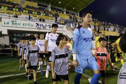 베트남 한인유소년클럽 KVFC 선수들이 지난 3일 광양전용구장에서 열린 전남-광주전에 에스코트키즈로 참여, 경기장에 입장하고 있다.   제공 | 프로축구연맹