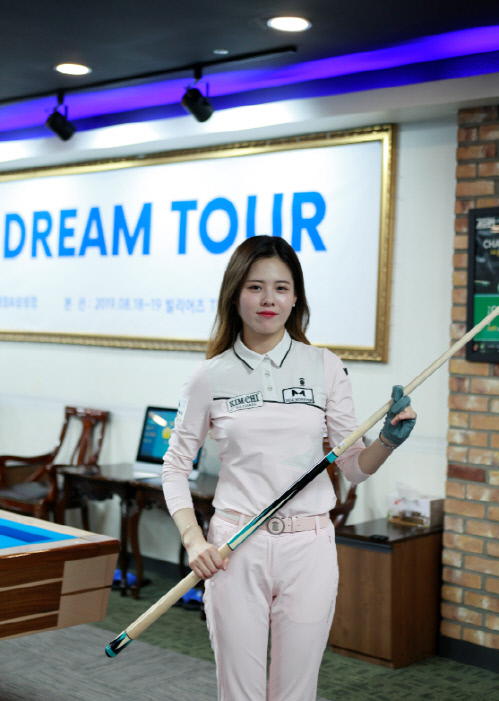 여자 프로당구 신예 서한솔이 13일 서울 강남에 있는 김치빌리아드 교대점에서 가진 스포츠서울과 인터뷰에서 포즈를 하고 있다. 제공 | 프로당구협회(PBA)