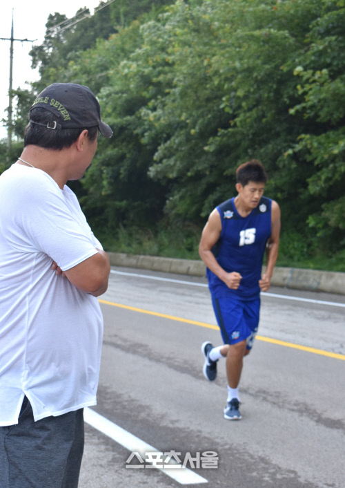 KCC 전창진 감독이 체력훈련 중인 한정원에게 힘내라며 격려하고 있다. 태백 | 스포츠서울 이웅희기자