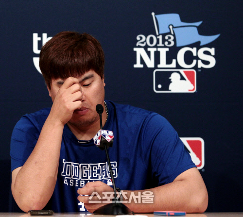 메이저리그 내셔널리그 챔피언십시리즈(NLCS)3차전을 앞두고 다저스타디움에서 가진 기자회견에서 3차전 선발로 나서는 류현진이 각오를 전하고 있다. (스포츠서울 DB)