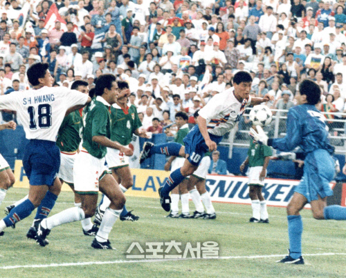 94년 미국 월드컵 조별리그 C조 2차전 볼리비아와의 경기에서 고정운(오른쪽 두번째)이 헤딩슛을 날리고 있다. (스포츠서울DB)