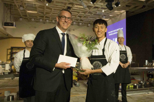 파크 하얏트 부산의 앤드류 애쉬다운 총지배인이 그랜드 하얏트 서울 장병덕 셰프에게 우승증서를 전달하고 있다.