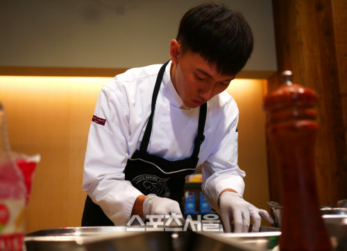 하얏트호텔의 더 굿 테이스트 시리즈에서 우승한 그랜드 하얏트 서울 장병덕 셰프가 조리에 열중하고 있다.
