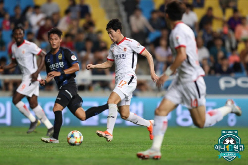 제주 안현범(왼쪽에서 3번째)이 지난 18일 인천전에서 돌파를 시도하고 있다. 제공 | 한국프로축구연맹