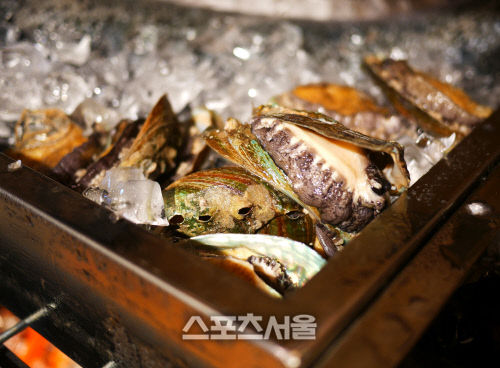 블랙박스 재료 완도산 전복. 하얏트호텔의 더 굿 테이스트 시리즈