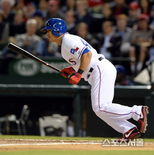 16일(이하 한국시간) 미국 텍사스주 알링턴 글로브 라이프 파크에서 ‘2014 메이저리그’ 텍사스 레인저스와 시애틀 매리너스의 경기가 열렸다. 텍사스 추신수가 5회말 2사 내야땅볼을 치고 있다. 2014. 4. 16.알링턴(미국 텍사스주) | 최승섭기자 thunder@sportsseoul.com