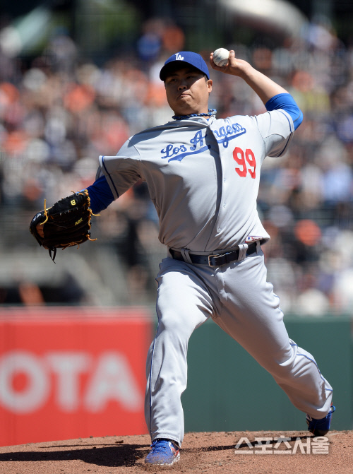 컨디션이 좋을 때 류현진은 오른발 끝이 닫혀있고 자연스럽게 무릎도 타깃을 바라보고 있다. 최근 투구에서는 무릎이 3루 더그아웃쪽으로 열리는 게 눈에 띈다. 최승섭기자 thunder@sportsseoul.com