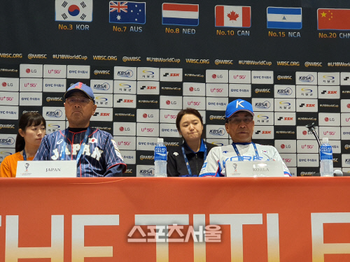 세계청소년선수권대회에 출전한 한국의 이성열 감독(오른쪽)과 일본의 나가타 유지 감독이 나란히 기자회견에 참석해 대회에 임하는 각오를 밝히고 있다. 기장 | 길성용 객원기자