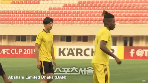 김일성경기장에서 훈련 중인 이태민(왼쪽). 출처 | AFC 트위터 영상 캡처