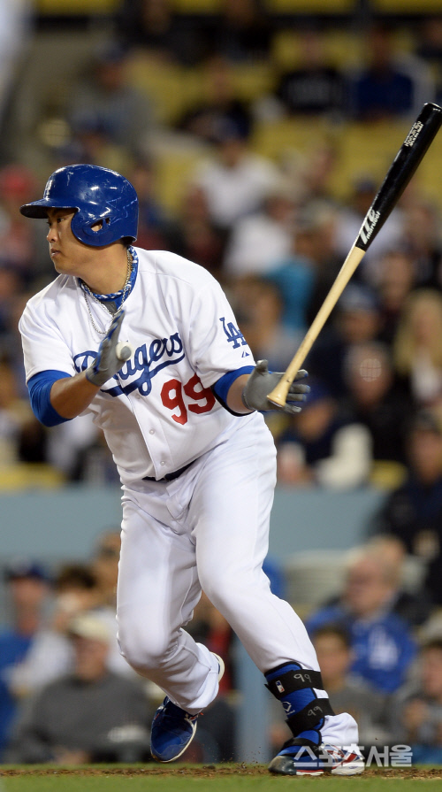 LA 다저스 선발투수 류현진이 2회말 2사 유격수 땅볼 아웃으로 물러나고 있다.2014. 4.23. 로스앤젤레스 (미 캘리포니아주) | 최승섭기자 thunder@sportsseoul.com