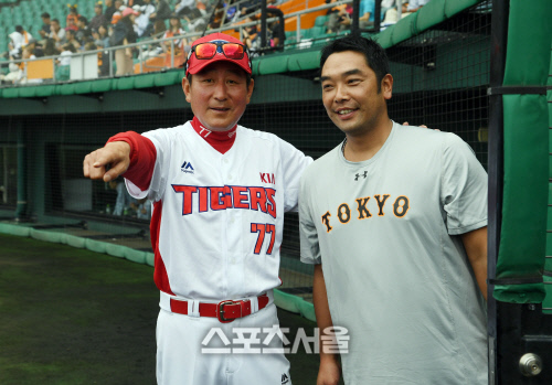 김기태 감독이 지난 2월 20일 오키나와 나하 셀룰러 스타디움에서 요미우리 자이언츠와의 경기에 앞서 아베를 만나 이야기 나누고 있다. 두 사람은 요미우리 2군에서 한솥밥을 먹었다. 이날 아베가 김기태 감독을 찾아와 인사를 나눴다.  배우근기자 kenny@sportsseoul.com