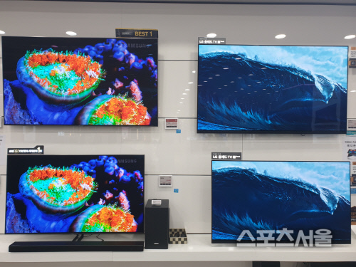한 가전양판점에 진열된 삼성전자의 4K QLED TV(왼쪽)와 LG전자의 4K OLED TV(오른쪽). 이선율 기자.