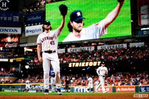 휴스턴 선발투수 개릿 콜이 19일(한국시간) 미국 텍사스주 휴스턴 미닛 메이드 파크에서 열린 텍사스와 홈경기서 호투한 후 관중들의 환호에 응답하고 있다. | 휴스턴 애스트로스 공식 트위터 캡처