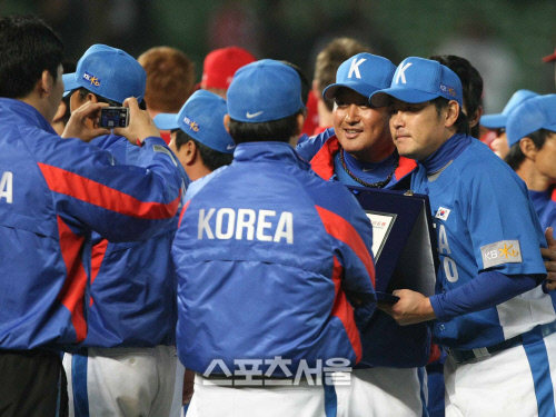 시상식 후 포수끼리 조인성, 진갑용 기념촬영. 박진업기자 upandup@sportsseoul.com