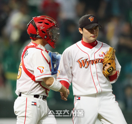 마무리 SK 정대현(오른쪽)이 경기후 박경완과 악수를 하고 있다. 최승섭기자 thunder@sportsseoul.com