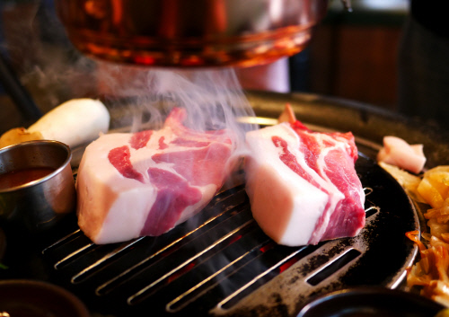 숙성 흑돼지 구이전문점 숙성도. 보기에도 먹기에도 아주 즐거운 곳이다.