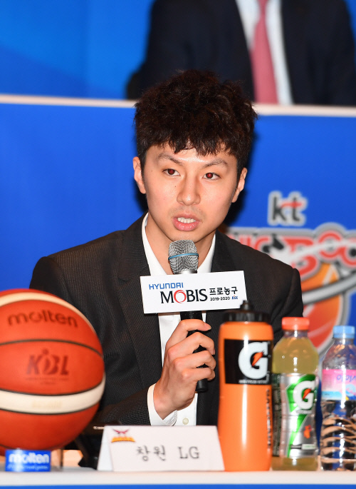 창원 LG 김종규가 1일 서울 서초구 JW메리어트 호텔에서 진행된 ‘2019-2020 시즌 개막 미디어데이’에 참석해 출사표를 밝히고있다. 제공 | KBL