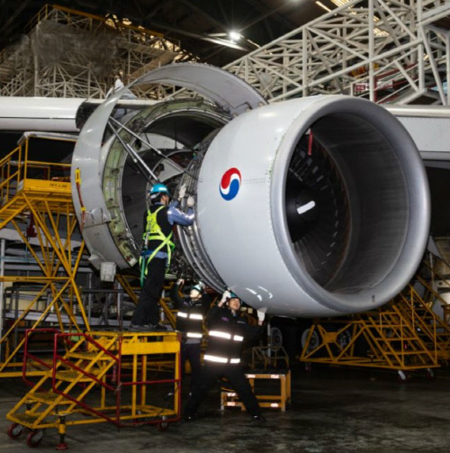 대한항공 정비사가 항공기 엔진 정비를 하고 있는 모습. 제공|대한항공 뉴스룸