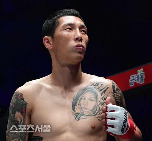 난딘에르덴이 홍영기에게 승리한 후 아내의 얼굴을 문신으로 새긴 어깨를 가리키며 기뻐하고 있다. 이주상기자 rainbow@sportsseoul.com