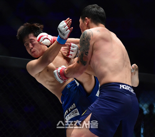 난딘에르덴이 홍영기의 얼굴에 펀치를 성공시키고 있다. 이주상기자 rainbow@sportsseoul.com