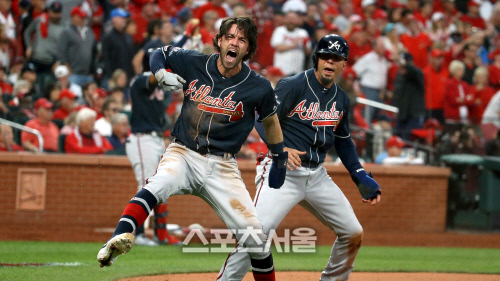 동점타를 날린 애틀랜타의 댄스비 스완슨이 7일(한국시간)세인트루이스와의 NLDS 3차전 9회초 2사 2,3루에서 애덤 듀발의 적시타 때 홈을 밟아 3점째를 올린 뒤 환호하고 있다.캡처|엠엘비닷컴