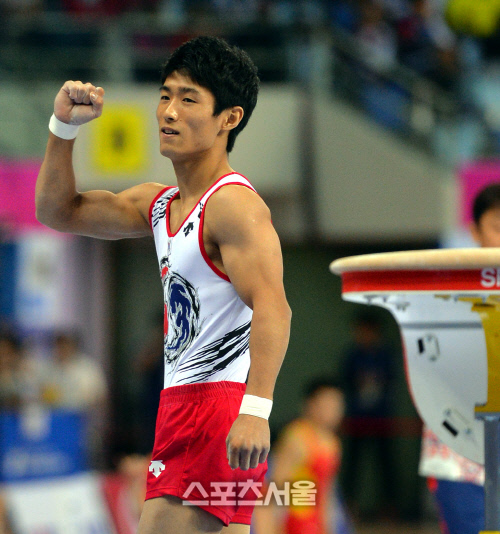 2014 인천아시안게임 체조경기 종목별 결승이 열리는 남동체육관. 남자 개인종목 결승 도마에 출전한 양학선이 멋진 연기를 펼치고 있다. 양학선은 햄스트링 부상에도 불구 환상적인 연기로 박수를 받았으나 홍콩 섹와이훙에 밀려 2위를 기록했다.2014.09.25. 인천 | 강영조기자kanjo@sportsseoul.com
