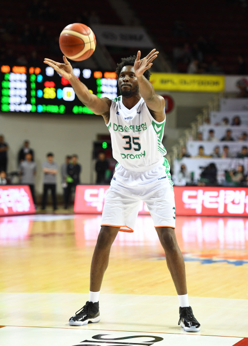 오누아쿠가 독특한 폼으로 자유투를 던지고 있다. 제공|KBL