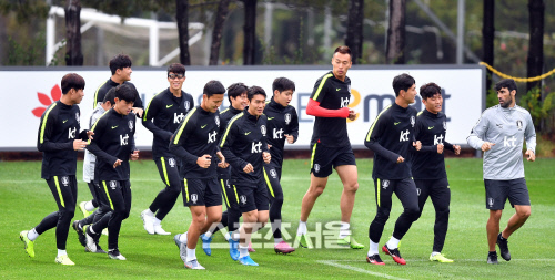 김신욱 등 대표팀 선수들이 7일 스리랑카,  북한과의 월드컵예선을 위해 소집된 축구대표팀 첫날 훈련에서 가벼운 러닝으로 몸을 풀고 있다. 첫날  훈련에는 11명의 선수들이 필드에서 몸을 풀었고 전날 경기가 있었던 손흥민 등 선수들은 실내에서 회복훈련으로 컨디션을 조절했다. 대한민국 대표팀은 10일 스리랑카전에 이어 15일 평양에서 북한과의 예선경기를 치를 예정이다.2019.10.07.파주 | 강영조기자kanjo@sportsseoul.com