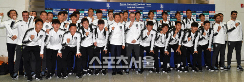 2022년 카타르월드컵 예선 북한과의 경기를 위해 출국하는 축구국가대표팀 선수들, 벤투감독이 정몽규 축구협회장과 함께 결의를 다지는 포토타임을 갖고 있다.2019.10.109.인천공항 | 강영조기자kanjo@sportsseoul.com