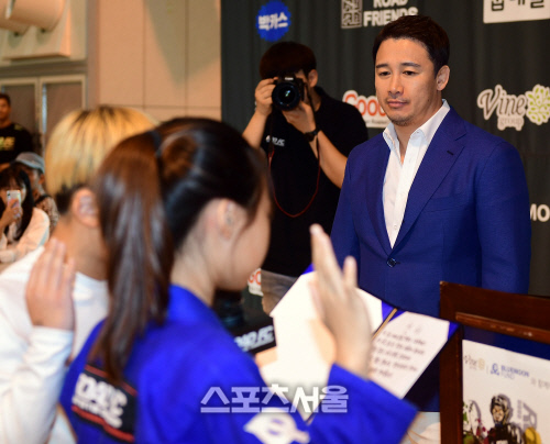 정문홍 대표가 ‘제5회 WFSO 세계종합격투기 대축제’ 및 ‘제3회 ROAD FC 주짓수 대회’의 선수 선서를 듣고 있다. 이주상기자 rainbow@sportsseoul.com