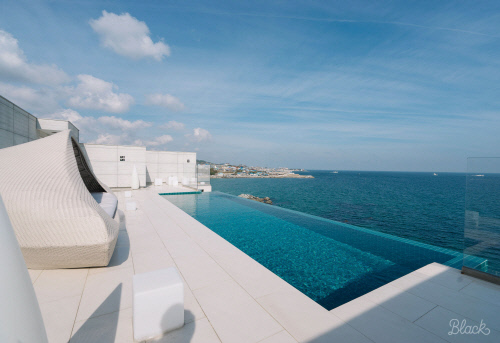 포항 이스케이프. 전 객실에 바다를 보며 수영을 즐기는 인피니티풀이 갖춰져 있다. 제공 | 여기어때