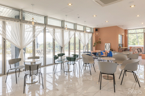 여수 그리다리조트. 모든 객실에서 여수 바다를 내려다볼 수 있다. 오션뷰 루프탑 수영장을 운영한다. 제공 | 여기어때