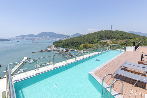 여수 그리다리조트. 모든 객실에서 여수 바다를 내려다볼 수 있다. 오션뷰 루프탑 수영장을 운영한다. 제공 | 여기어때