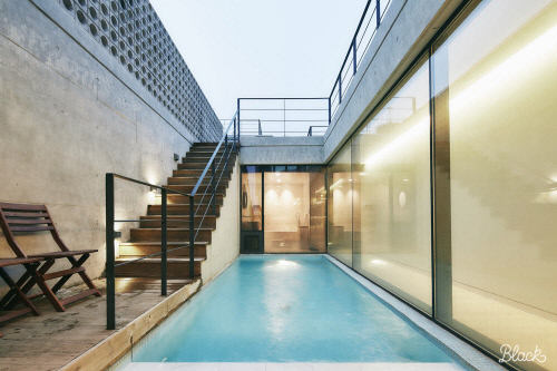 가평 빌라라온. 유니크한 디자인의 외관이 특징이며, 객실 내/외부 온수풀을 즐길 수 있다. 제공 | 여기어때