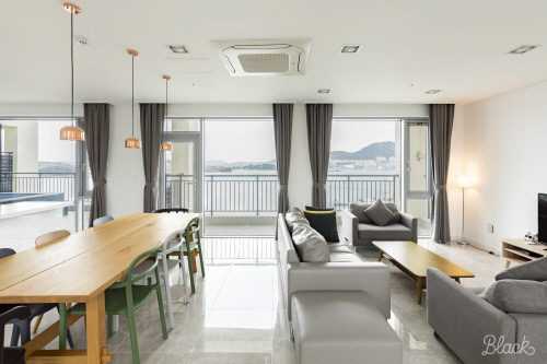 여수 그리다리조트. 모든 객실에서 여수 바다를 내려다볼 수 있다. 오션뷰 루프탑 수영장을 운영한다. 제공 | 여기어때