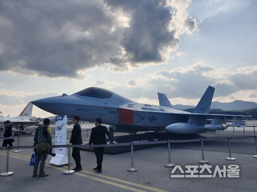 서울 국제 항공우주 및 방위산업 전시회 2019(서울 ADEX 2019)‘ 미디어데이가 열린 14일 경기 성남 서울공항 활주로에 KF-X 실물 모형이 계류돼 있다. 이선율 기자..