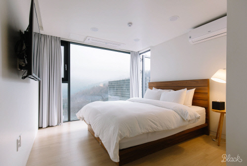 가평 빌라라온. 유니크한 디자인의 외관이 특징이며, 객실 내/외부 온수풀을 즐길 수 있다. 제공 | 여기어때