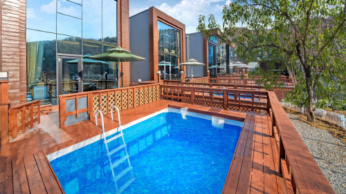 복층형 객실은 반려견과 함께 이용할 수 있는 개별 수영장이 있다. 제공 | 여기어때