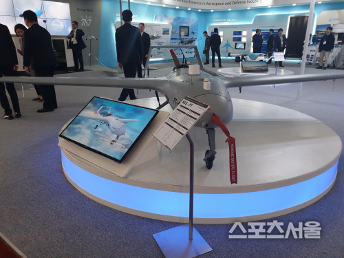 서울 ADEX 2019 실내 전시관에 대한항공이 공개한 고속 수직이착륙 무인항공기 ‘KUS-FT’가 전시돼 있다.