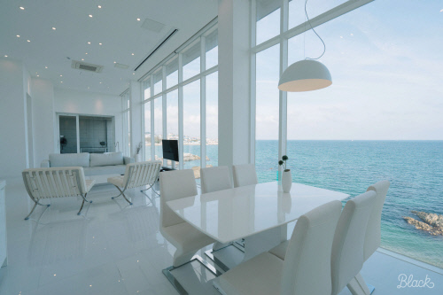 포항 이스케이프. 전 객실에 바다를 보며 수영을 즐기는 인피니티풀이 갖춰져 있다. 제공 | 여기어때