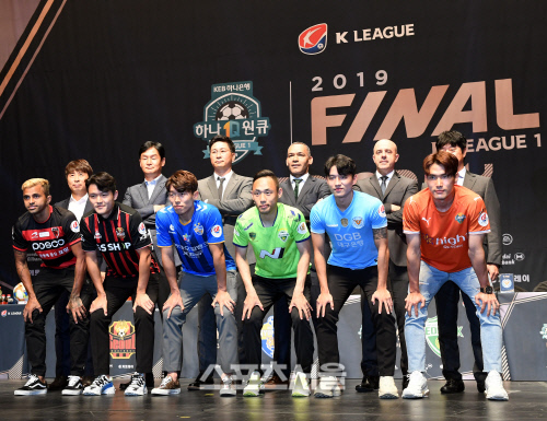 울산 김보경-김도훈 감독, 전북 문선민과 모라이스 감독, 서울 주세종과 최용수 감독, 대구 정승원과 안드레 감독, 포항 완델손과 김기동 감독, 강원 한국영과 김병수 감독 등이 16일 서울 서대문구 연세대학교 백주년기념관에서 진행된 K리그1 2019 파이널라운드 미디어데이에 참석해 포토타임에 응하고있다. 김도훈기자 dica@sportsseoul.com