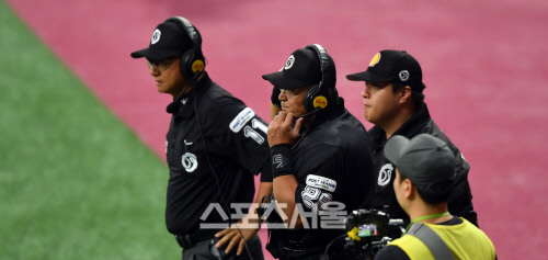 KBO리그 심판들이 비디오판독을 하고 있다. 강영조기자kanjo@sportsseoul.com