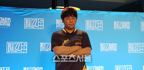 ‘다크’ 박령우가 2일 스타크래프트2 월드챔피언십 시리즈(WCS) 글로벌 파이널 우승 후 가진 인터뷰에서 기념촬영을 하고 있다.  애너하임(미 캘리포니아)=김민규기자 kmg@sportsseoul.com