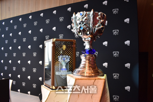 라이엇게임즈와 루이비통이 협업을 통해 선보인 소환사컵과 소환사컵 케이스