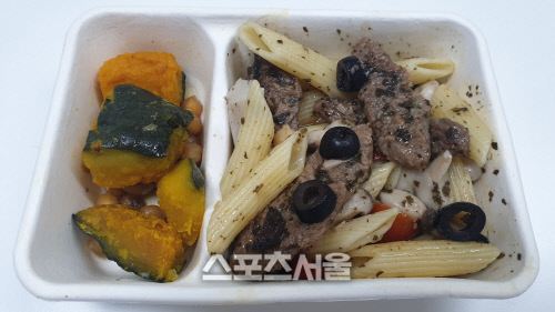 CU의 ‘비건 채식주의 도시락’ 개봉 모습. 사진 | 권오철 기자