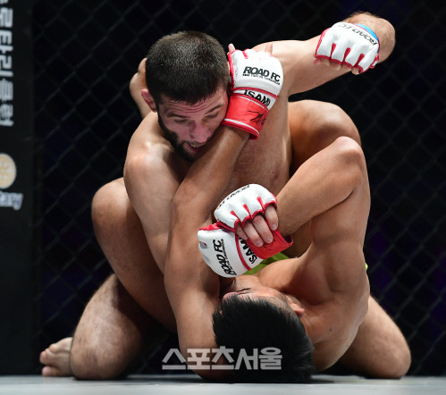 샤밀 자브로프가 권아솔을 압박하며 파운딩 공격을 펼치고 있다. 이주상기자 rainbow@sportsseoul.com